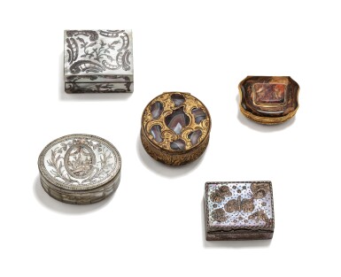 View full screen - View 1 of Lot 324. Five snuff boxes and blush boxes, 19th century | Cinq tabatieres et boites à fard, XIXe siecle.