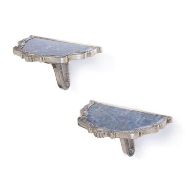 Voir en plein écran - Voir 1 du lot 362. A pair of Italian wood, silver and lapis lazuli sconces, signed Buccellati, Milan, 20th century | Paire de grandes appliques en bois, argent et lapis lazuli, signées Buccellati, Milan, XXe siècle.
