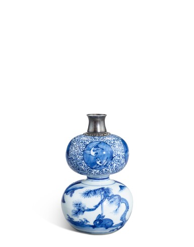 View full screen - View 1 of Lot 825. A blue and white inscribed 'Shonsui' double-gourd vase, Ming dynasty, Chongzhen period | 明崇禎 青花祥瑞兔福壽葫蘆瓶.