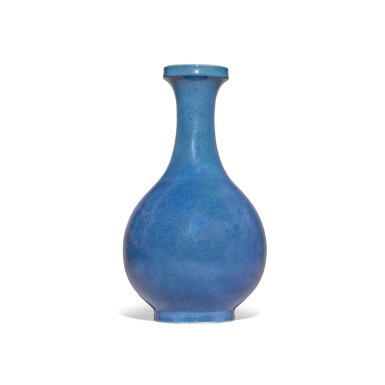View full screen - View 1 of Lot 1050. A robin's egg-glazed pear-shaped vase, Qing dynasty, 19th century | 清十九世紀 爐鈞釉長頸瓶 《大清乾隆年製》仿款.
