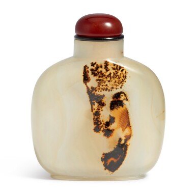 View full screen - View 1 of Lot 68. A silhouette agate 'eagle' snuff bottle, Qing dynasty, 19th century.
