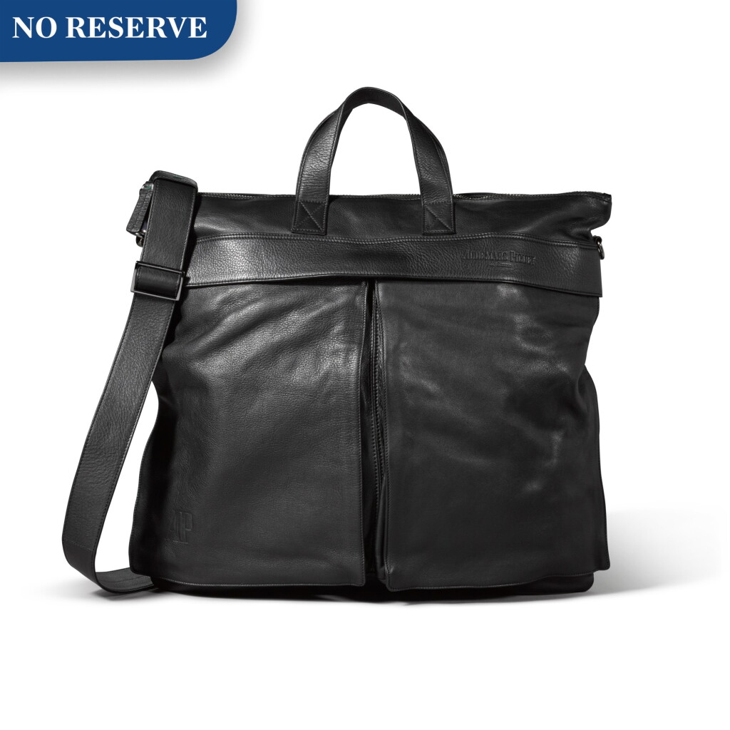 View full screen - View 1 of Lot 723. BLACK LEATHER TOTE MESSENGER BAG.