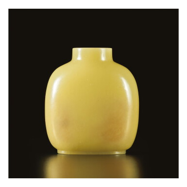 View full screen - View 1 of Lot 679. A LARGE YELLOW JADE SNUFF BOTTLE, QING DYNASTY, 19TH CENTURY.