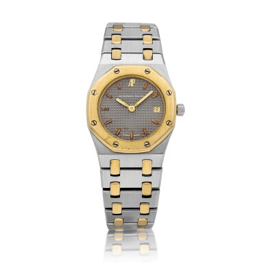 View full screen - View 1 of Lot 8107. Royal Oak | A yellow gold and stainless steel bracelet watch with date, Circa 1990 | 愛彼 | 皇家橡樹系列 | 黃金及精鋼鏈帶腕錶,約1990年製.