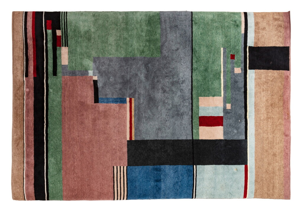 View full screen - View 1 of Lot 324. Produit par Christopher Farr d'après un dessin de Gunta Stölzl (1897 - 1983), Tapis moderne en laine.