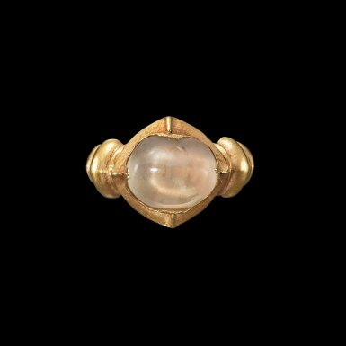 View full screen - View 1 of Lot 1102. A gold and crystal ring with ribbed shank Java, Indonesia, 7th-12th century | 印尼爪哇 七至十二世紀 金嵌水晶戒指.