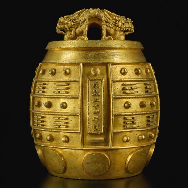 View full screen - View 1 of Lot 169. A rare imperial gilt-bronze temple bell, bianzhong, Kangxi mark and period, dated to the 54th year, corresponding to 1715 | 清康熙五十四年(1715年) 銅鎏金蒲牢鈕八卦紋「黃鐘」編鐘 《康熙五十四年製》款.