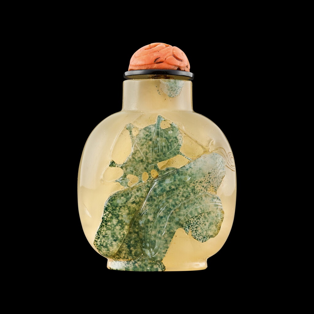 View full screen - View 1 of Lot 1065. A carved moss-green chalcedony 'grasshopper and cabbage' snuff bottle Qing dynasty, 18th - 19th century | 清十八至十九世紀 玉髓巧作草蜢白菜圖鼻煙壺.