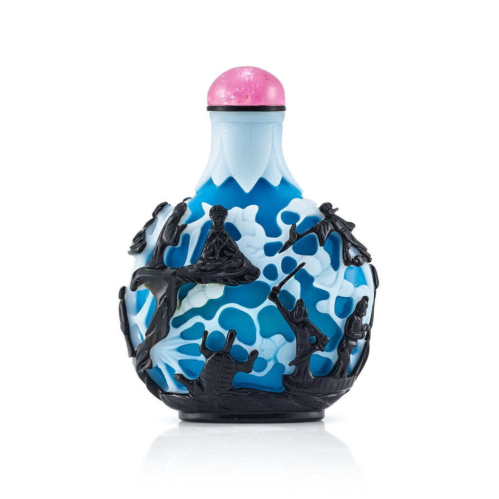 View full screen - View 1 of Lot 3017. A Black and White Double-Overlay Turquoise-Blue Glass 'Figures and Sampan' Snuff Bottle Qing Dynasty, 18th - 19th Century | 清十八至十九世紀 藍地套黑白料人物圖鼻煙壺.
