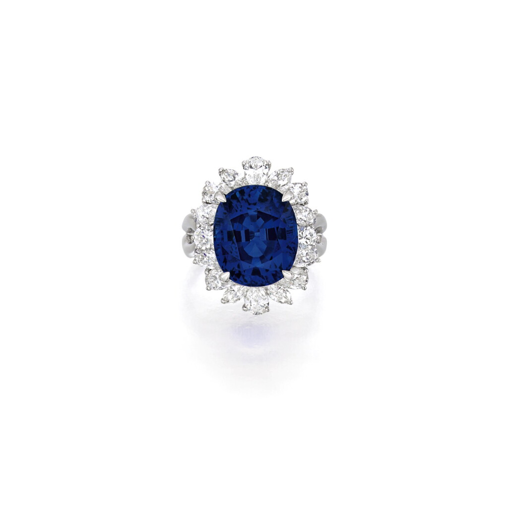 View full screen - View 1 of Lot 1625. SAPPHIRE AND DIAMOND RING 15.21卡拉 天然 「斯里蘭卡」藍寶石 配 鑽石 戒指.
