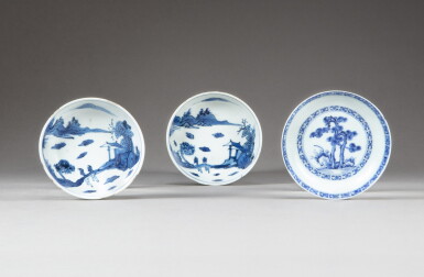 View full screen - View 1 of Lot 184. Two blue and white ko-sometsuke saucers and a blue and white 'pine' saucer, 17th century | 十七世紀 外銷青花人物故事圖盤及青花蒼松圖小盤 一組三件.