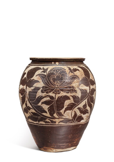 View full screen - View 1 of Lot 3678. A massive Lingwu brown-glazed sgraffiato 'peony' jar, Western Xia dynasty | 西夏 靈武窰黑釉剔牡丹紋罐.