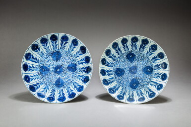 View full screen - View 1 of Lot 200. A pair of blue and white 'chrysanthemum' dishes 17th-18th century | 十七至十八世紀 青花花卉紋花口盤一對.