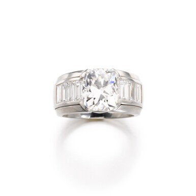 View full screen - View 1 of Lot 312. Diamond ring.