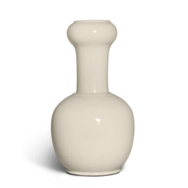 View full screen - View 1 of Lot 634. An incised white-glazed vase, Qing dynasty | 清 白釉暗刻花卉紋蒜頭瓶.