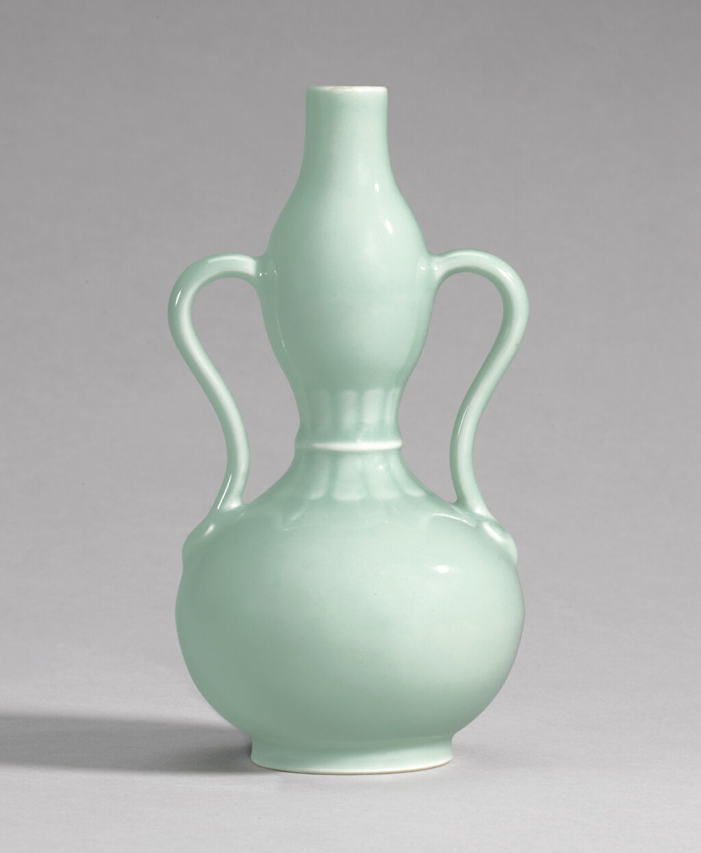View full screen - View 1 of Lot 2. A RARE CELADON-GLAZED DOUBLE-GOURD VASE, QIANLONG SEAL MARK AND PERIOD | 清乾隆 粉青釉綬帶耳葫蘆尊 《大清乾隆年製》款.