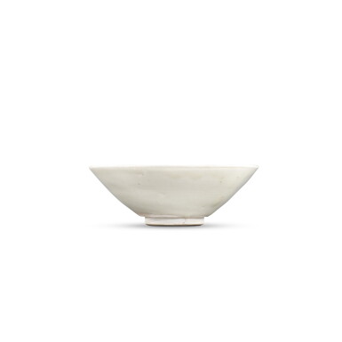 View full screen - View 1 of Lot 8904. A white-glazed conical tea bowl, Tang dynasty 唐 白釉斗笠茶盌.