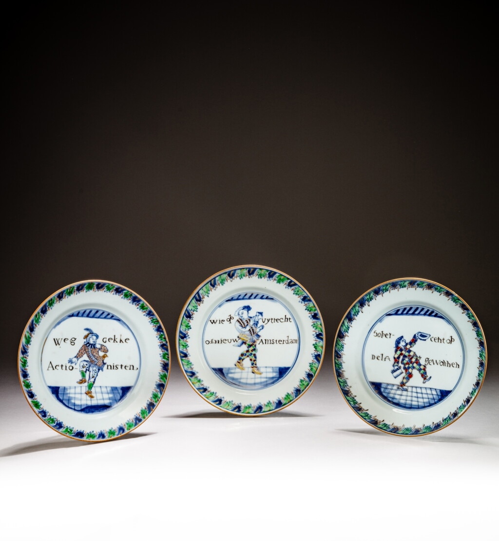 Voir en plein écran - Voir 1 du lot 47. Three rare gilt-decorated doucai 'figural' dishes, Qing dynasty, Kangxi period | 清康熙 鬪彩描金人物圖盤一組三件.
