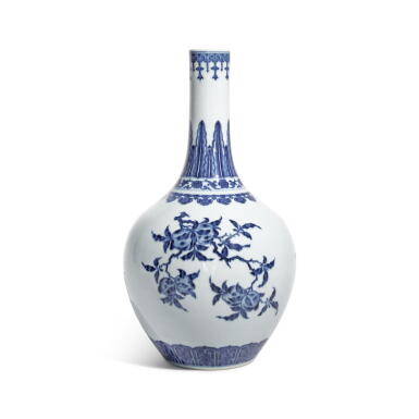 View full screen - View 1 of Lot 1086. A blue and white Ming-style bottle vase, 20th century | 二十世紀 青花三多紋長頸瓶 《大清乾隆年製》仿款.