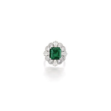 Voir en plein écran - Voir 1 du lot 1751. EMERALD AND DIAMOND RING 4.41卡拉 天然「哥倫比亞」祖母綠 配 鑽石 戒指.