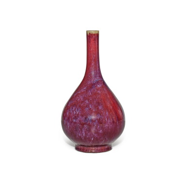 View full screen - View 1 of Lot 1124. A large flambé-glazed pear-shaped vase, Qing dynasty, 19th century | 清十九世紀 窰變釉長頸瓶.