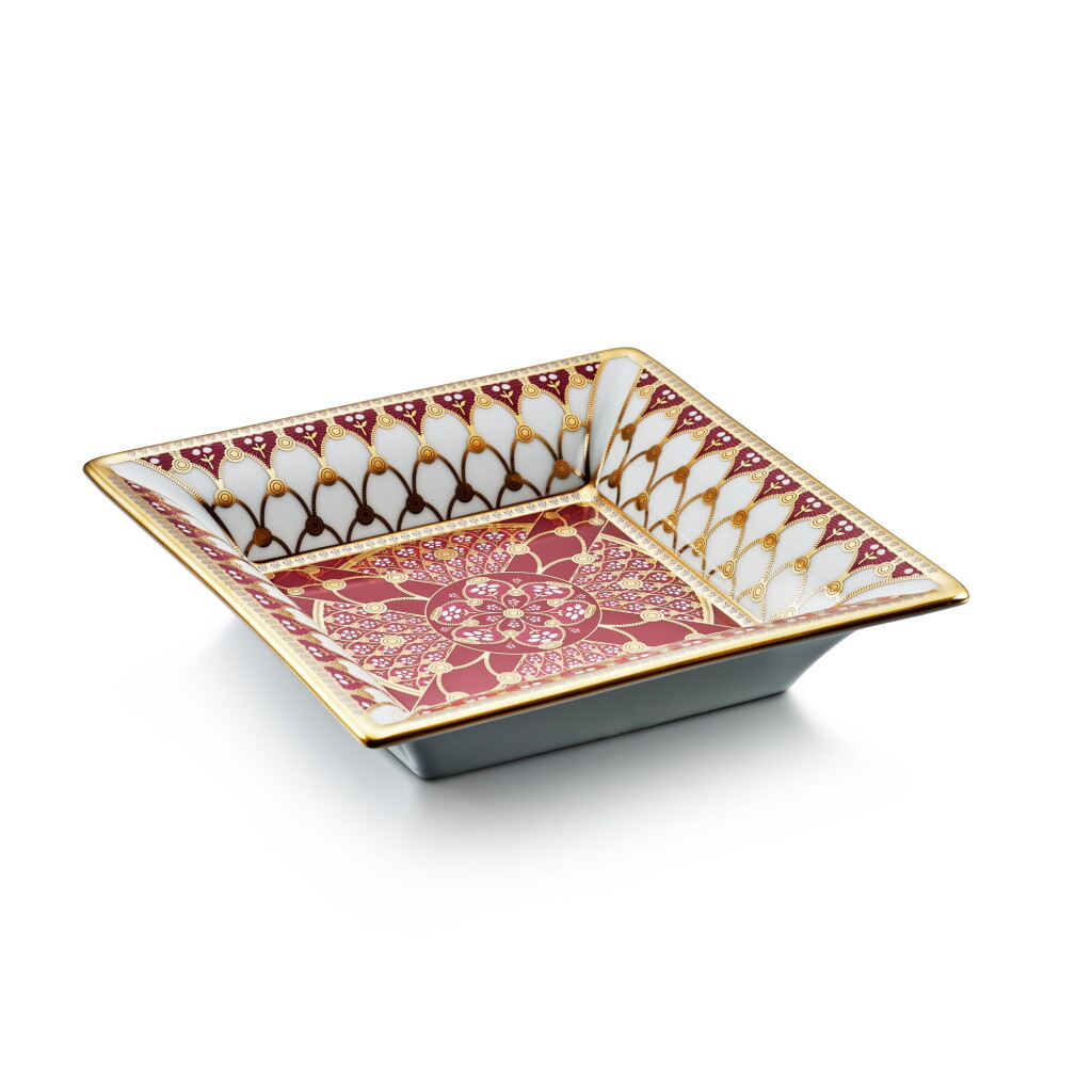 View full screen - View 1 of Lot 8126. Porcelain de Limoges, A commemorative Limoges porcelain and enamel dish, Circa 2020 | 百達翡麗 Porcelain de Limoges 利摩日陶瓷及琺瑯擺飾盤,約2020年製.