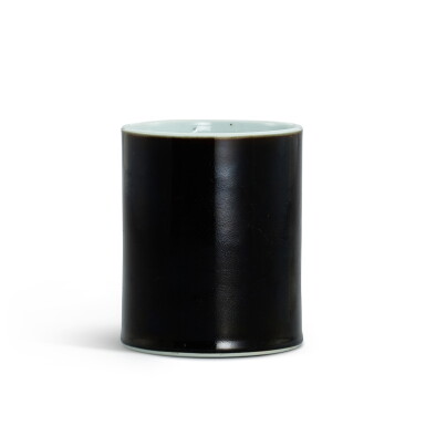 View full screen - View 1 of Lot 315. A black-glazed brushpot, Qing dynasty, Kangxi period 清康熙 烏金釉筆筒.