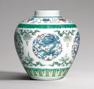 View full screen - View 1 of Lot 12. A RARE DOUCAI 'DRAGON MEDALLION' JAR, YONGZHENG MARK AND PERIOD | 清雍正 鬪彩團雲龍紋罐 《大清雍正年製》款.