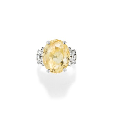 View full screen - View 1 of Lot 144. BAGUE SAPHIR JAUNE ET DIAMANTS | YELLOW SAPPHIRE AND DIAMOND RING.