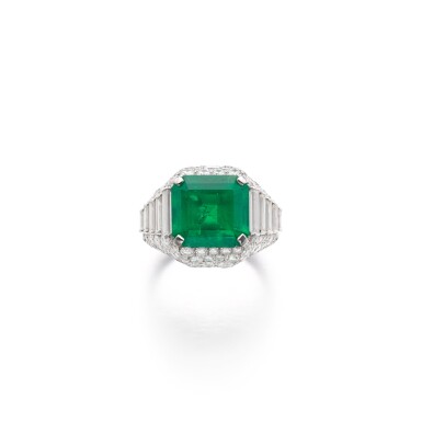 View full screen - View 1 of Lot 902. Emerald and diamond ring.