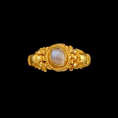 View full screen - View 1 of Lot 1044. A gold and moonstone ring Khmer, 9th - 15th century | 九至十五世紀 高棉 金嵌月光石戒指.