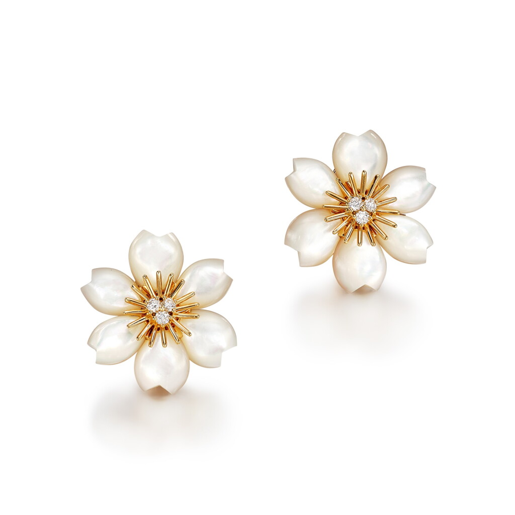 View full screen - View 1 of Lot 2777. 'Rose de Noël' Pair of Mother-of-Pearl and Diamond Ear Clips | 梵克雅寶 | 'Rose de Noël' 貝母 配 鑽石 耳夾一對.