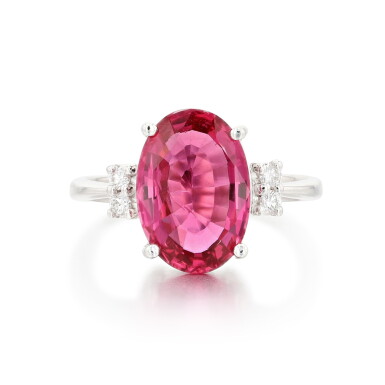 View full screen - View 1 of Lot 475. Bague spinelle rose et diamants | Pink spinel and diamond ring.