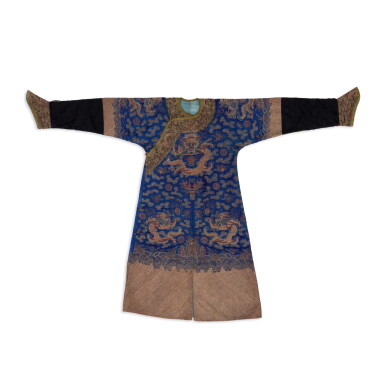 View full screen - View 1 of Lot 679. A blue-ground silk embroidered couched-thread 'dragon' robe, Late Qing dynasty | 清末 藍地綢繡金龍紋吉服袍.