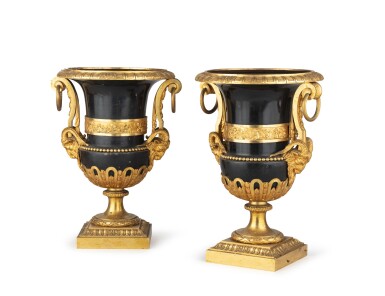View full screen - View 1 of Lot 1. A pair of patinated and gilt bronze Medici vases, Louis XVI style, first half of 19th century | Paire de vases Médicis en bronze patiné et bronze doré de style Louis XVI, première moitié du XIXe siècle.