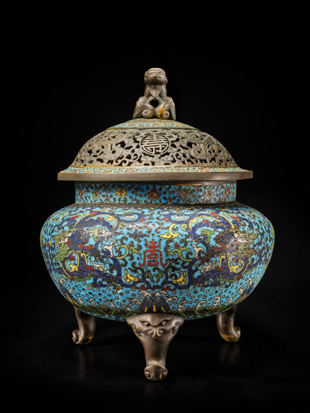 View full screen - View 1 of Lot 282. An extremely rare large cloisonné enamel tripod incense burner and cover, Ming dynasty, Wanli period | 明萬曆 銅胎掐絲琺瑯游龍獻壽紋大蓋爐.