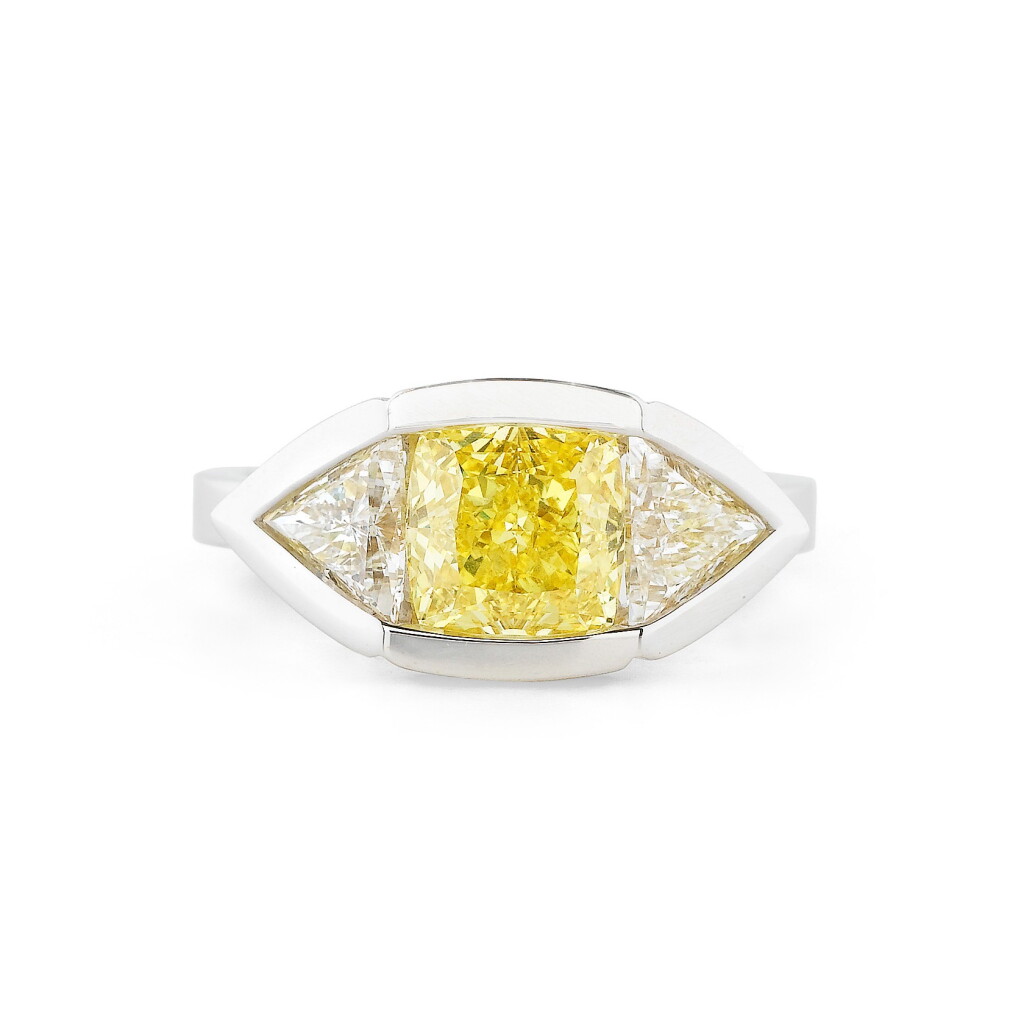 View full screen - View 1 of Lot 794. Bague diamant Fancy Vivid Yellow et diamants | Fancy Vivid Yellow diamond and diamond ring.