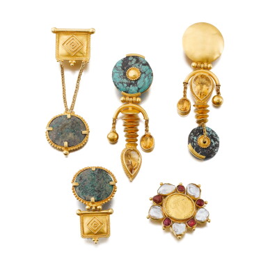 View full screen - View 1 of Lot 146. Paire de clips d'oreille or, citrine et pierres ornementales | Pair of gold, citrine and ornamental stones.