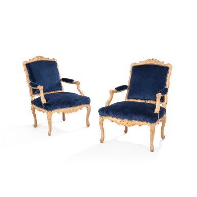 View full screen - View 1 of Lot 135. A pair of beechwood armchairs "à la reine", Louis XV, circa 1730 | Paire de fauteuils à la reine en hêtre d’époque Louis XV, vers 1730.