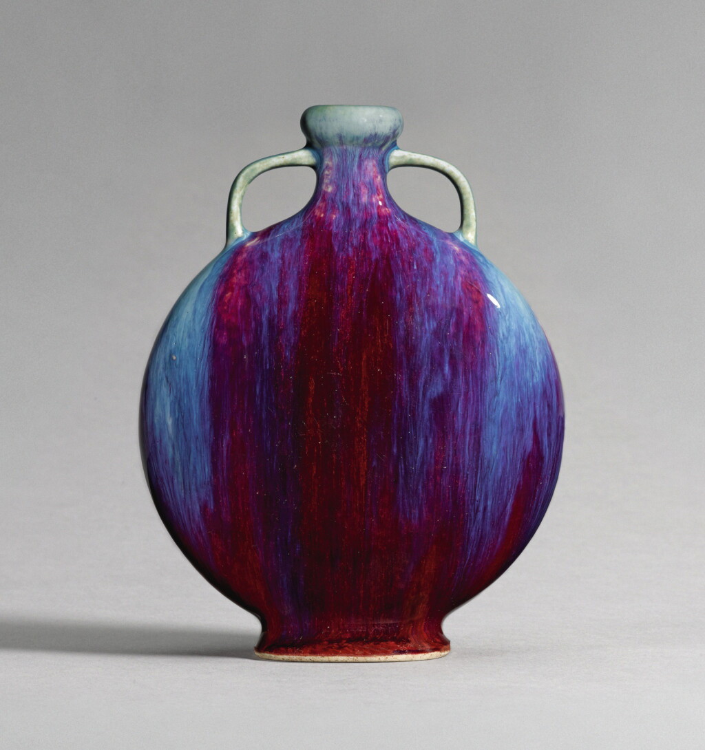 View full screen - View 1 of Lot 8. A RARE SMALL FLAMBE-GLAZED MOONFLASK, QIANLONG INCISED SEAL MARK AND PERIOD |清乾隆 窰變釉雙耳抱月瓶 《乾隆年製》款.