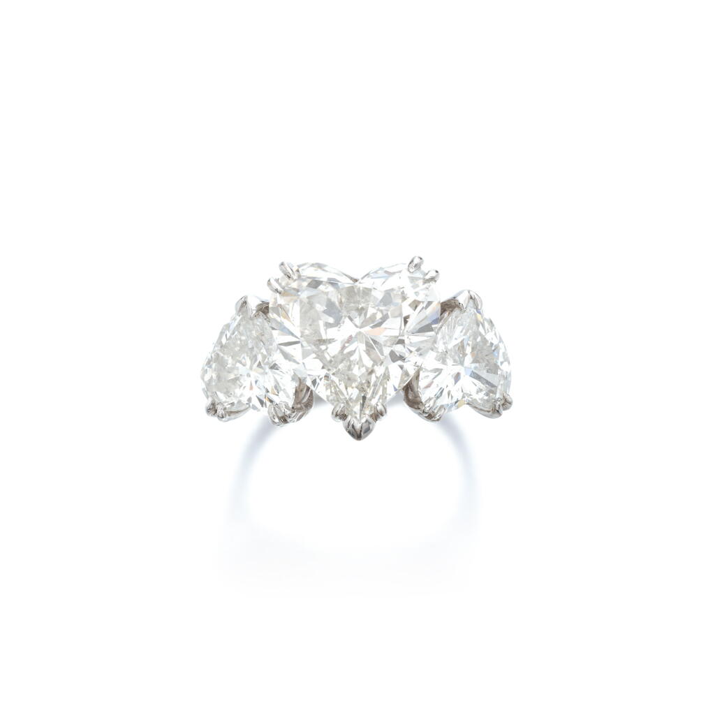 View full screen - View 1 of Lot 819. Diamond ring.