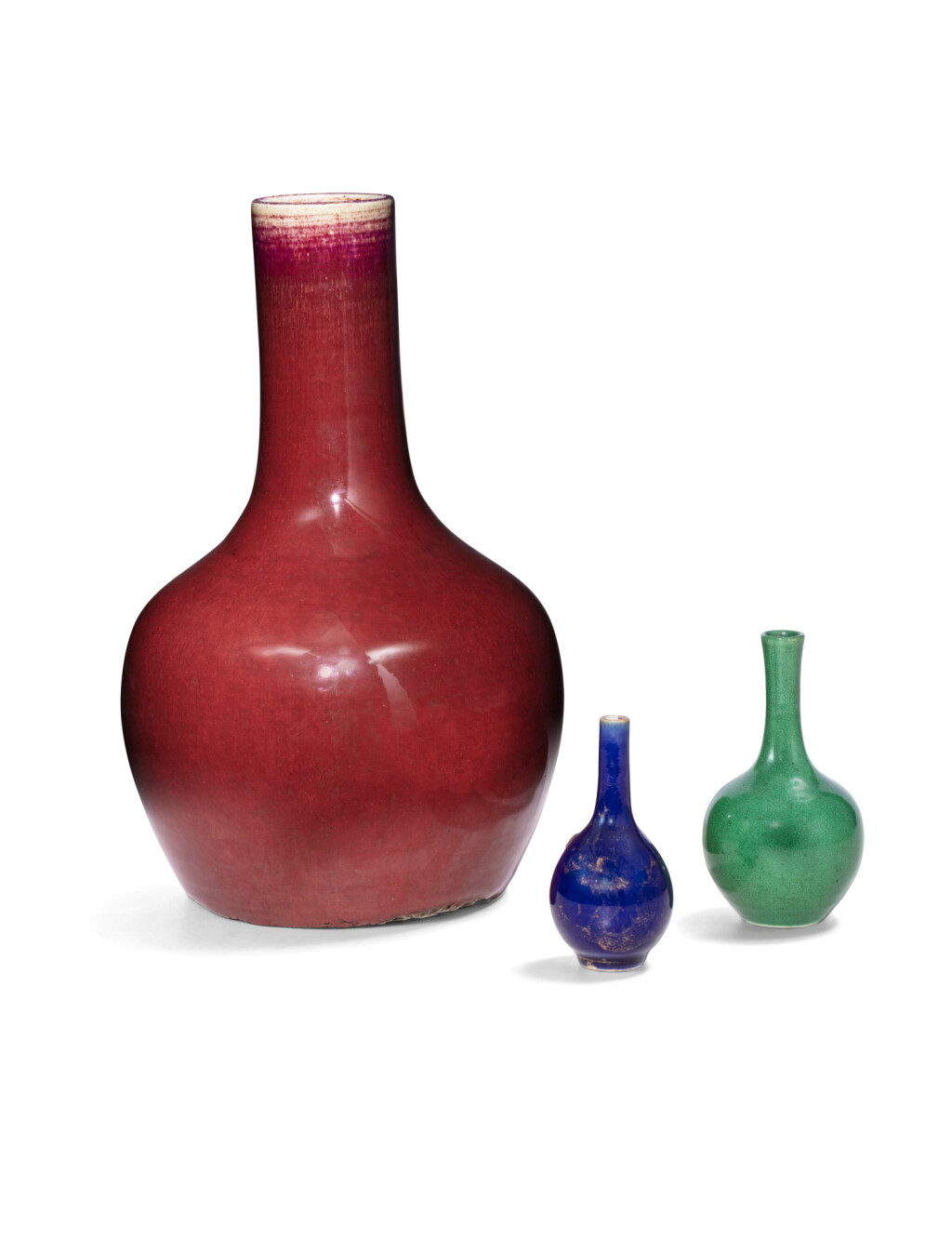 全螢幕檢視 - 查看171A copper-red bottle vase and two smaller vases Qing dynasty, 18th-19th century | 清十八至十九世紀 瓷瓶一組三件的1