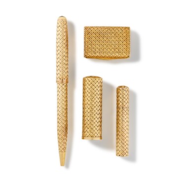 View full screen - View 1 of Lot 300. Van Cleef & Arpels | Ensemble d'accessoires or | Group of gold accessories.