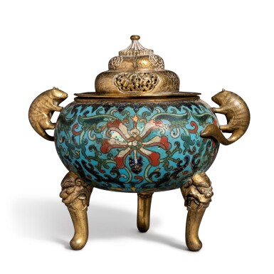 View full screen - View 1 of Lot 526. A cloisonné enamel tripod censer and a cover, Qing dynasty, 19th century | 清十九世紀 銅胎掐絲琺瑯松鼠耳纏枝番蓮紋三足爐配蓋.