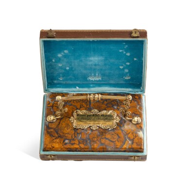 View full screen - View 1 of Lot 565. A gold-mounted agate paperweight given by the Duchess of Berry to Princess Beauffremont, Palermo, circa 1833 | Presse-papier en agate monté en or offert par la duchesse de Berry à la princesse Beauffremont, Palerme, vers 1833.