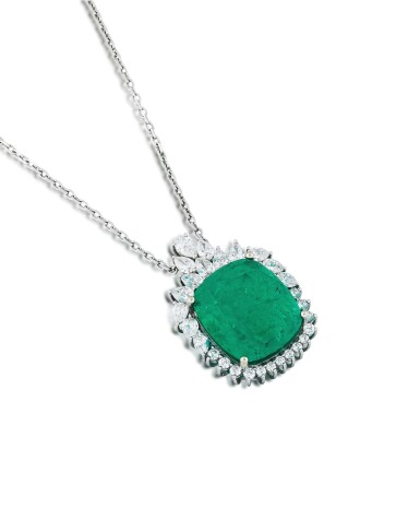 View full screen - View 1 of Lot 156. Pendentif émeraude et diamants | Emerald and diamond pendant.