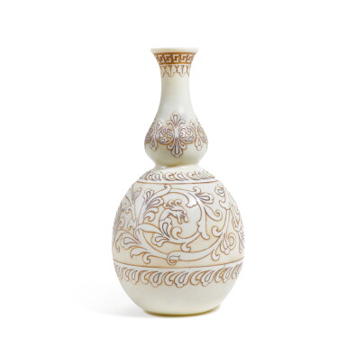 View full screen - View 1 of Lot 114. A THOMAS WEBB 'IVORY' GLASS VASE, CIRCA 1885.