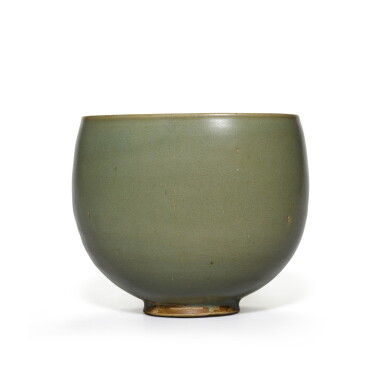 View full screen - View 1 of Lot 49. A rare large green 'Jun' bowl, Northern Song / Jin dynasty | 北宋 / 金 鈞窰綠釉大盌.