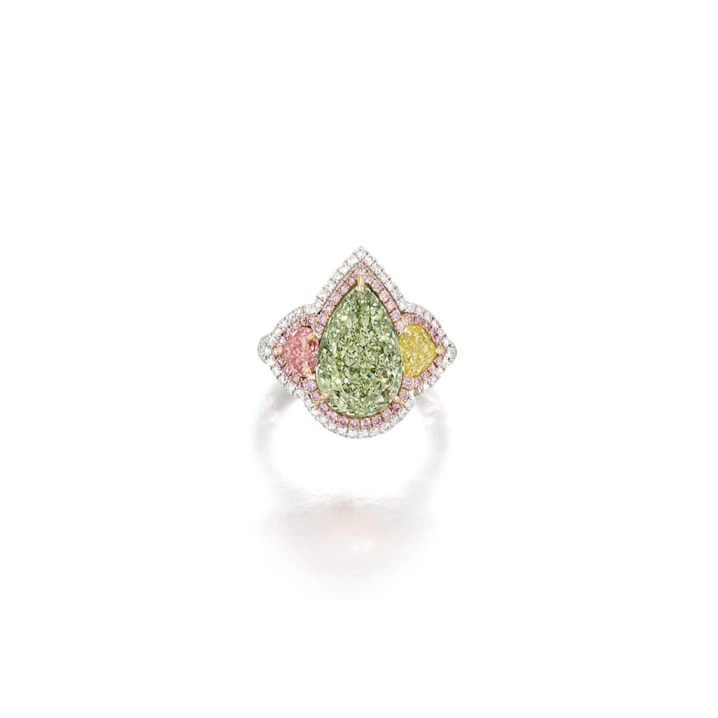 View full screen - View 1 of Lot 1652. FANCY YELLOW-GREEN DIAMOND, FANCY COLOURED DIAMOND AND DIAMOND RING 5.00卡拉 梨形 彩黃綠色 VS2淨度 鑽石 配 彩色鑽石 及 鑽石 戒指.