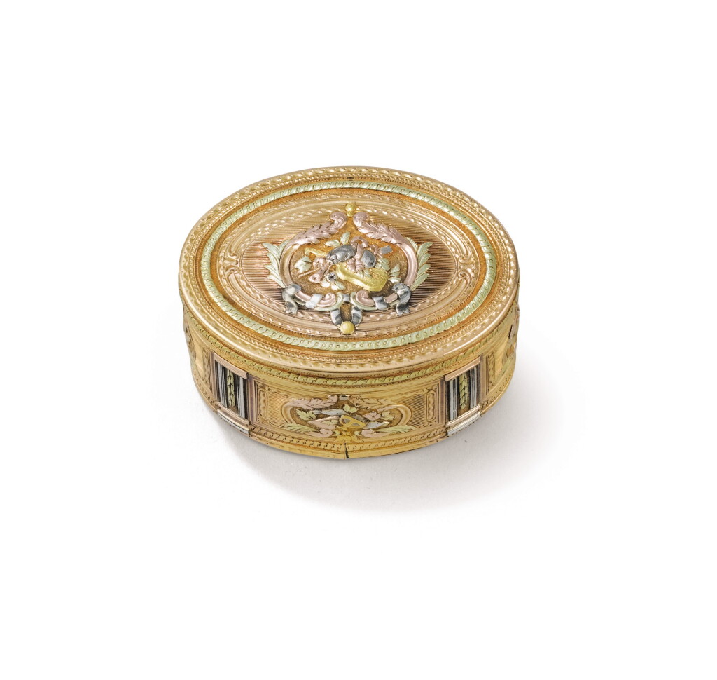 View full screen - View 1 of Lot 95. AN OVAL THREE-COLOR GOLD SNUFFBOX, LOUIS CHARONNAT, PARIS, 1766-1767 | TABATIÈRE OVALE EN OR DE TROIS COULEURS PAR LOUIS CHARONNAT, PARIS, 1766-1767.